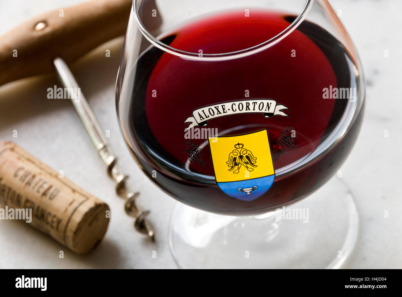 ALOXE CORTON ROSSO BORGOGNA francese degustazione vino situazione con un bicchiere di rosso Aloxe-Corton vino di Borgogna Cote d'Or Borgogna Francia Foto Stock