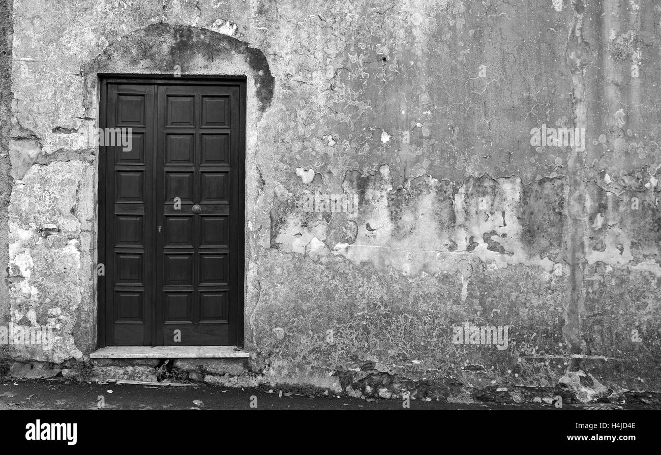 Bianco e nero vecchio muro e sportello Foto Stock