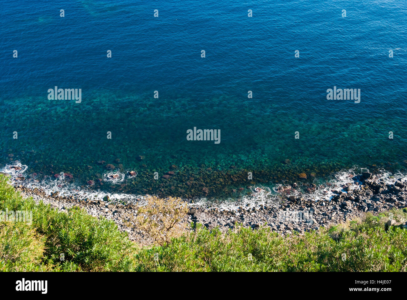 Vista aerea del litorale sotto la Timpa, vicino a Catania (Sicilia orientale) Foto Stock