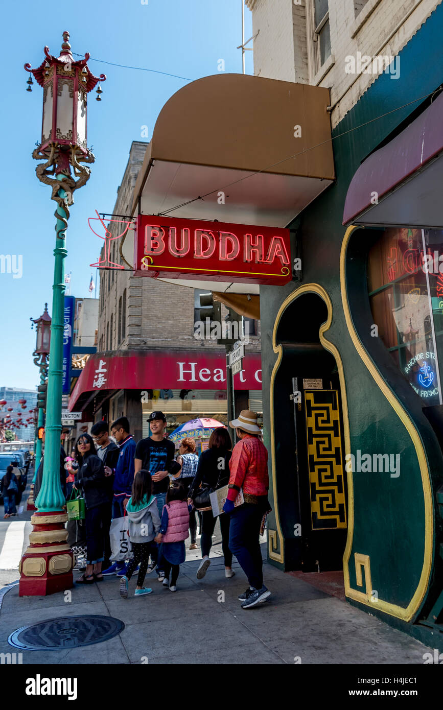 Scena di strada al di fuori del Buddha lounge in San Francisco Chinatown, Grant Ave., w/ Cinese lampione, la gente del posto e i turisti, lo stile di vita. Foto Stock