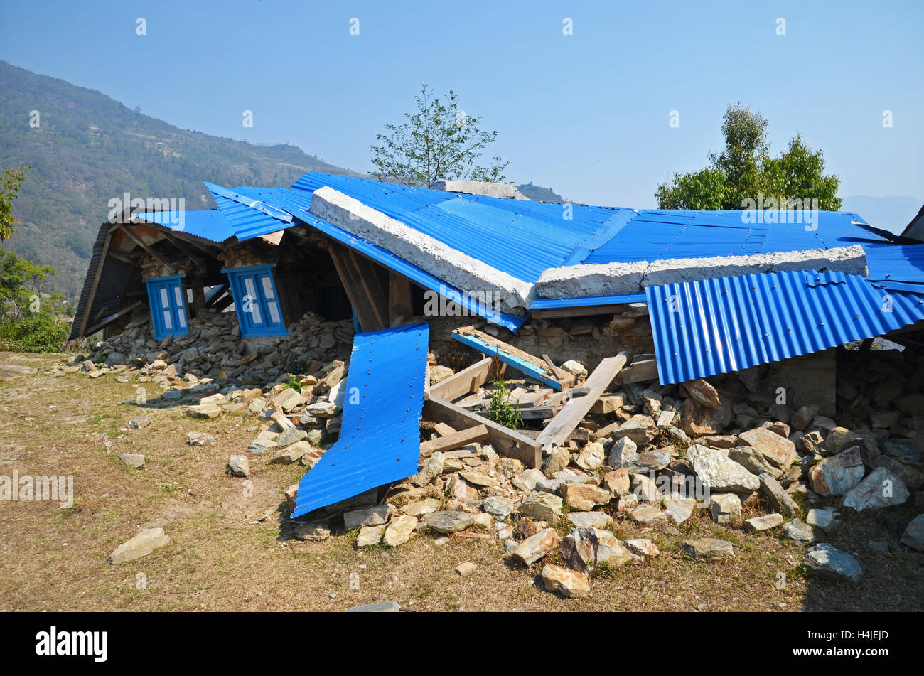 Danneggiati dal terremoto la costruzione su una cresta sopra il Dudh Kosi river, Solukhumbu, Nepal Foto Stock