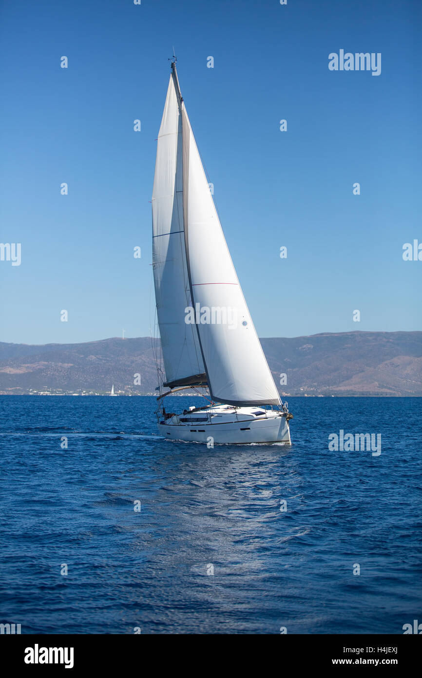Yacht con vele bianche in mare. Barche di lusso Foto stock - Alamy