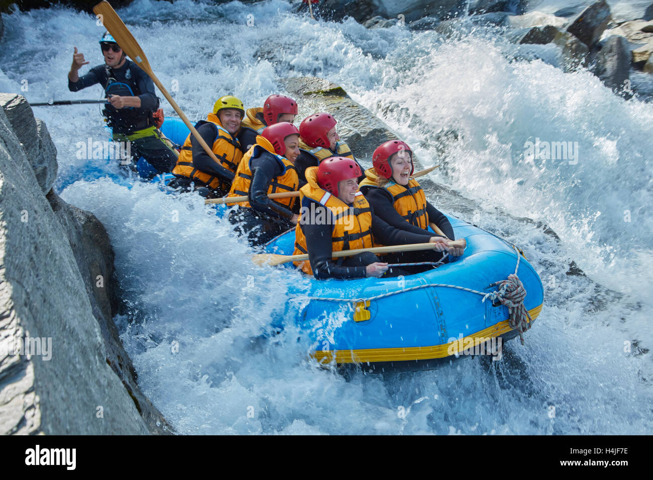 Raft su rapids proveniente al di fuori del tunnel Oxenbridge, fiume Shotover, Queenstown, Otago, Isola del Sud, Nuova Zelanda Foto Stock