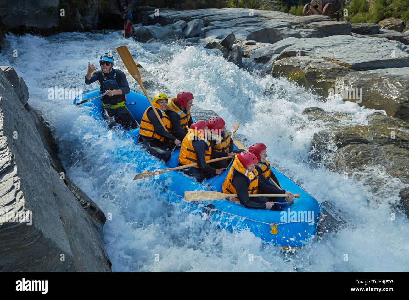 Raft su rapids proveniente al di fuori del tunnel Oxenbridge, fiume Shotover, Queenstown, Otago, Isola del Sud, Nuova Zelanda Foto Stock