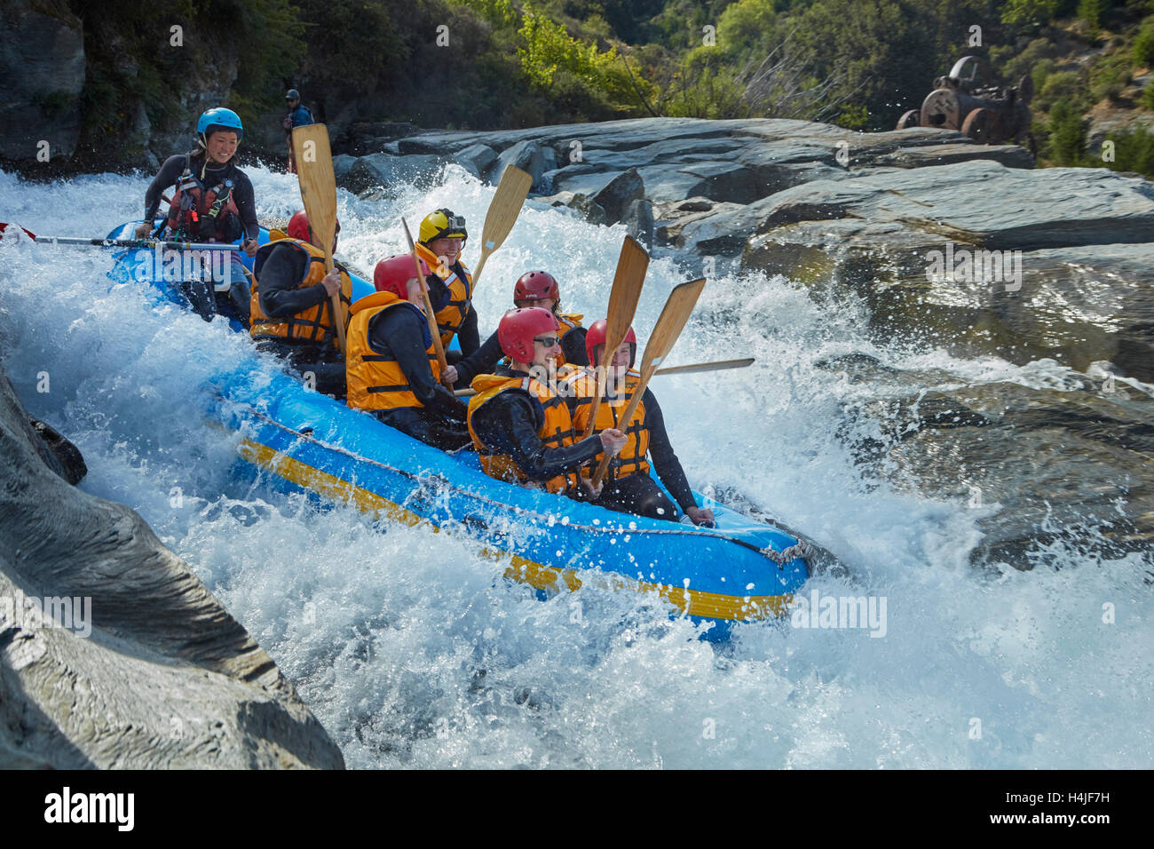 Raft su rapids proveniente al di fuori del tunnel Oxenbridge, fiume Shotover, Queenstown, Otago, Isola del Sud, Nuova Zelanda Foto Stock