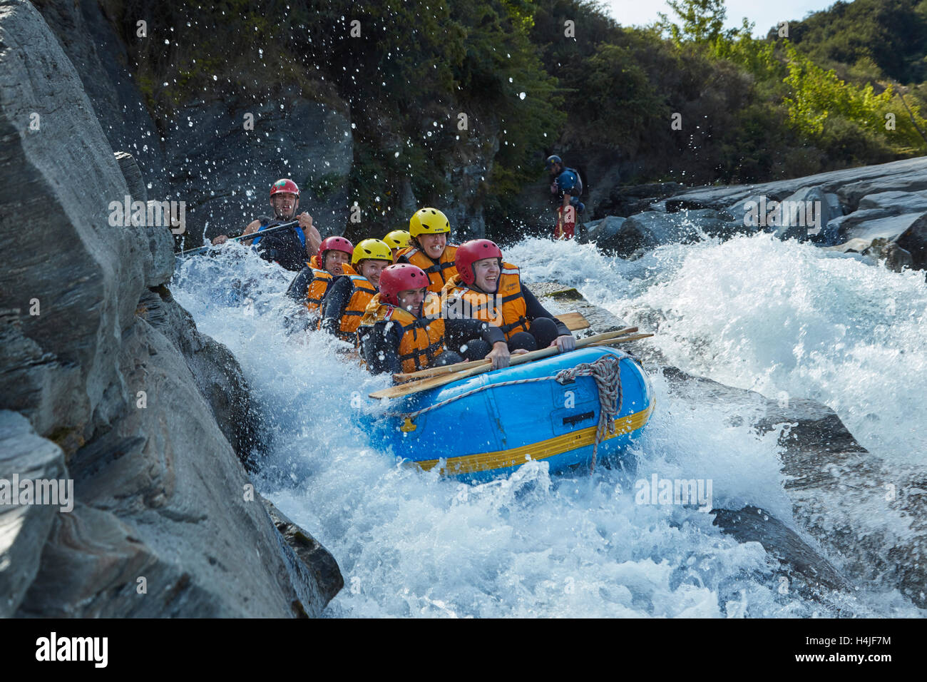 Raft su rapids proveniente al di fuori del tunnel Oxenbridge, fiume Shotover, Queenstown, Otago, Isola del Sud, Nuova Zelanda Foto Stock
