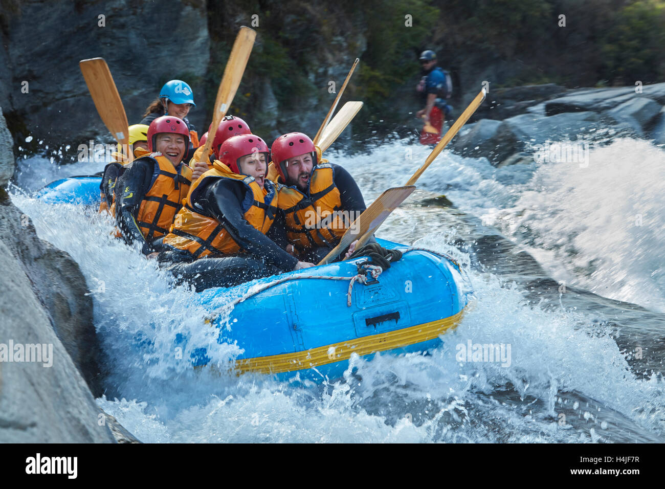 Raft su rapids proveniente al di fuori del tunnel Oxenbridge, fiume Shotover, Queenstown, Otago, Isola del Sud, Nuova Zelanda Foto Stock