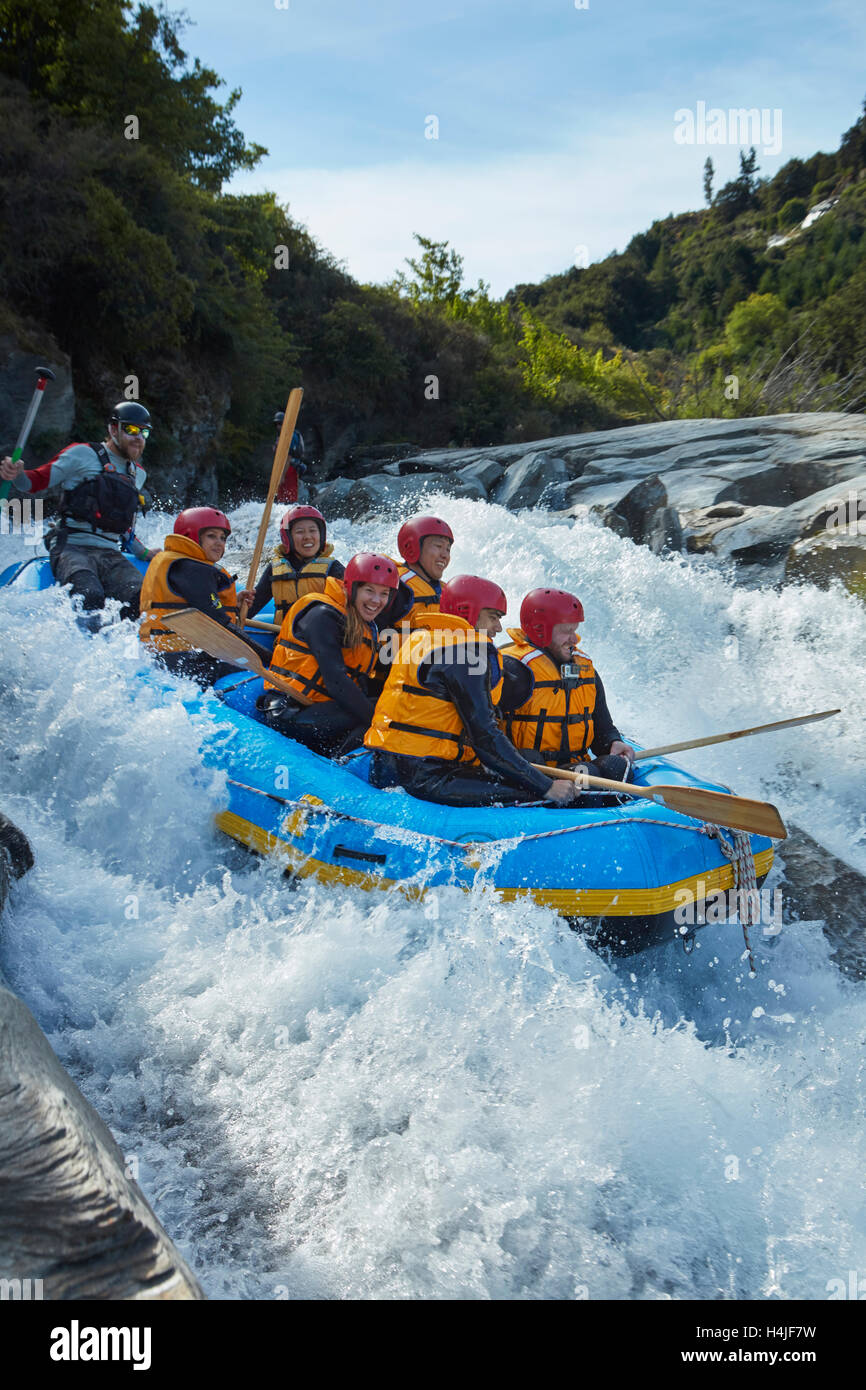 Raft su rapids proveniente al di fuori del tunnel Oxenbridge, fiume Shotover, Queenstown, Otago, Isola del Sud, Nuova Zelanda Foto Stock