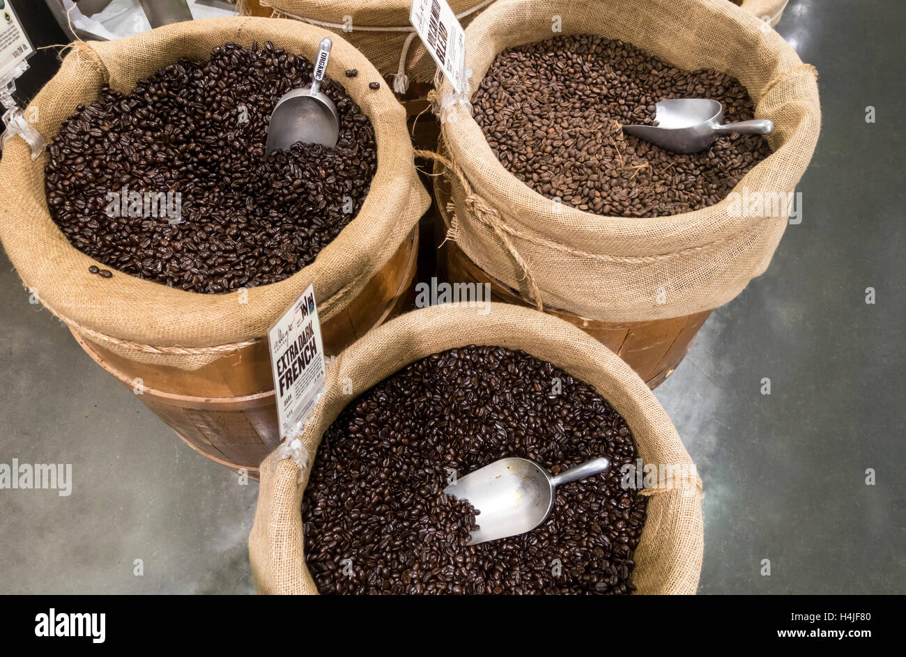 I chicchi di caffè per la vendita in grande tela coperto cassonetti Foto Stock