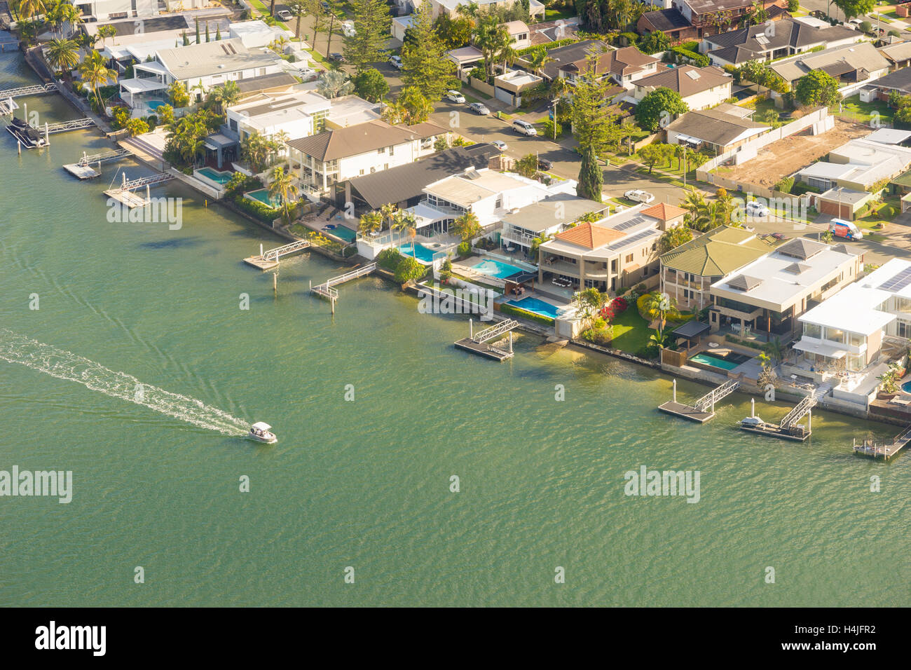 Vista aerea del lungomare case e barche in Gold Coast, Australia Foto Stock