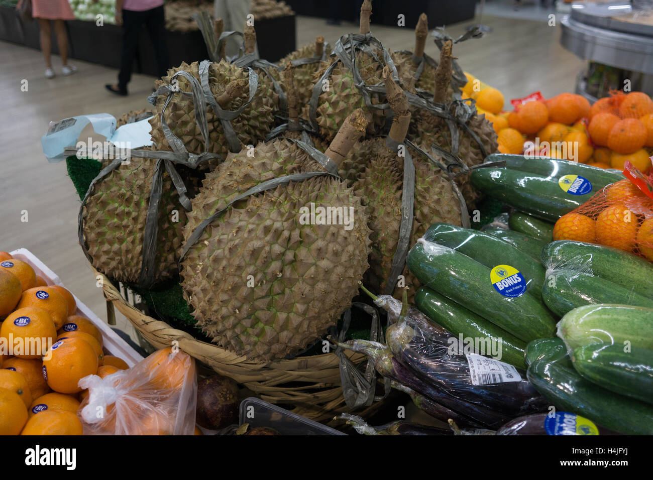 Sud-est asiatico,frutta Durian, in vendita in un supermercato nelle Filippine Foto Stock