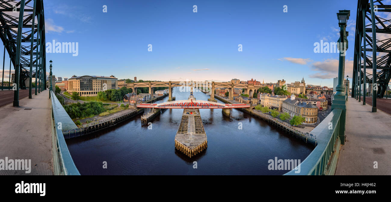 Il ponte girevole sul fiume Tyne, Inghilterra, il collegamento di Newcastle upon Tyne e Gateshead, e si trova tra il Tyne Bridge . Foto Stock