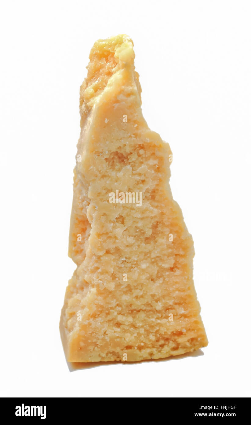 Fetta di italiani formaggio parmigiano isolati su sfondo bianco Foto Stock