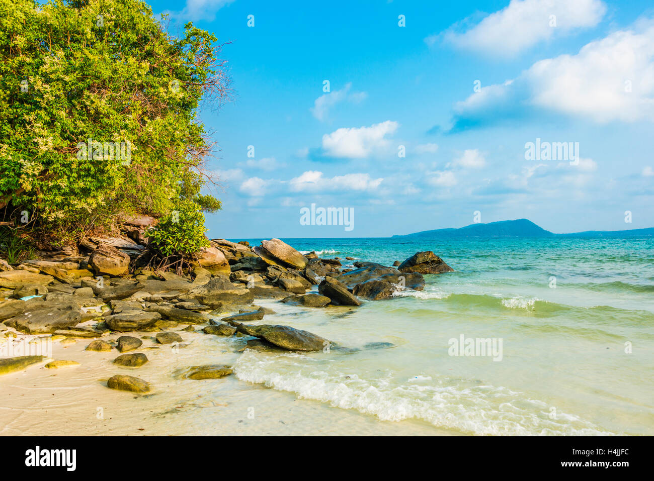 Idillica spiaggia sabbiosa con rocce, acqua turchese Koh Tui Beach, Kaoh toccare Village, Koh Rong, Sihanoukville Foto Stock