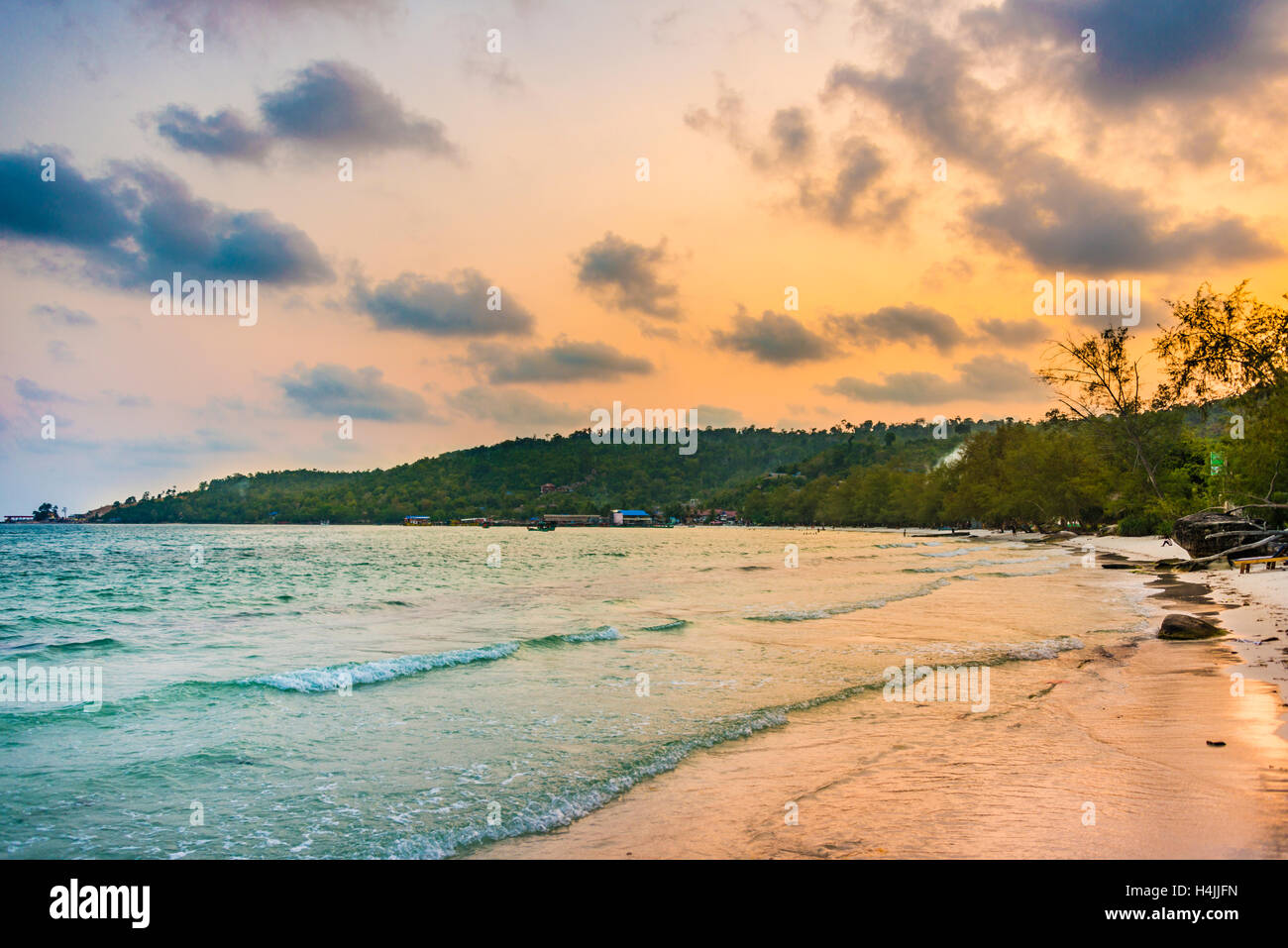 Idillica spiaggia sabbiosa con acqua turchese al tramonto, Koh Tui Beach, Kaoh toccare Village, Koh Rong, Sihanoukville Foto Stock