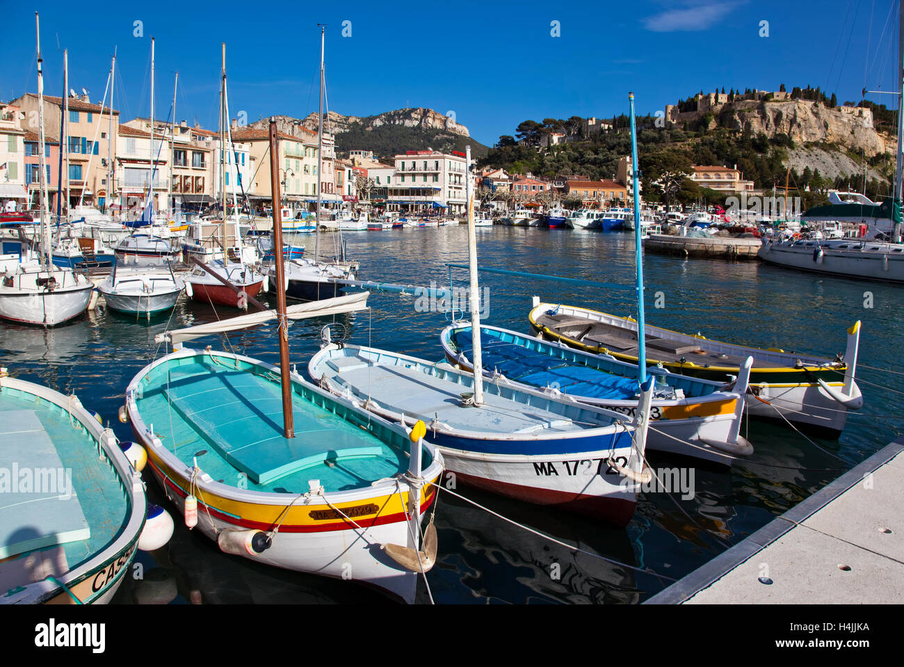 Vista del porto di Cassis con le tradizionali imbarcazioni locali in primo piano, Provence, Francia Foto Stock