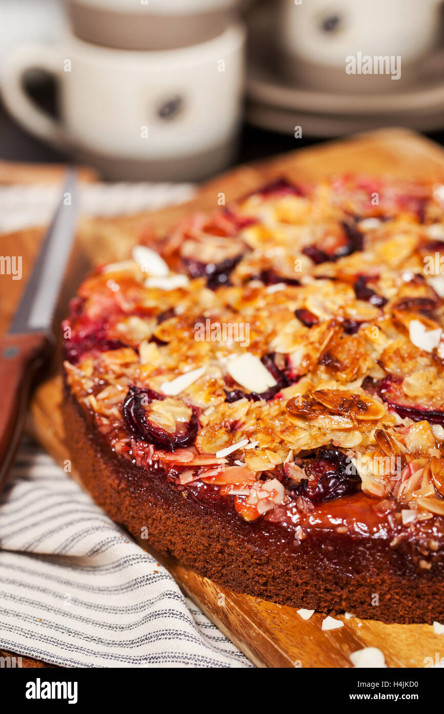 Freschi e deliziosi in casa crumble torta di prugne Foto Stock