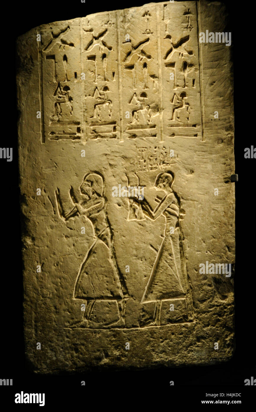 Rilievo raffigurante il nome e i titoli del sommo sacerdote di Memphis. Il sacerdote compare con la testa rasata che trasportano le offerte a Dio. L'Egitto. Museo dei paesi del Mediterraneo e del Vicino Antichità Orientali. Stoccolma. La Svezia. Foto Stock
