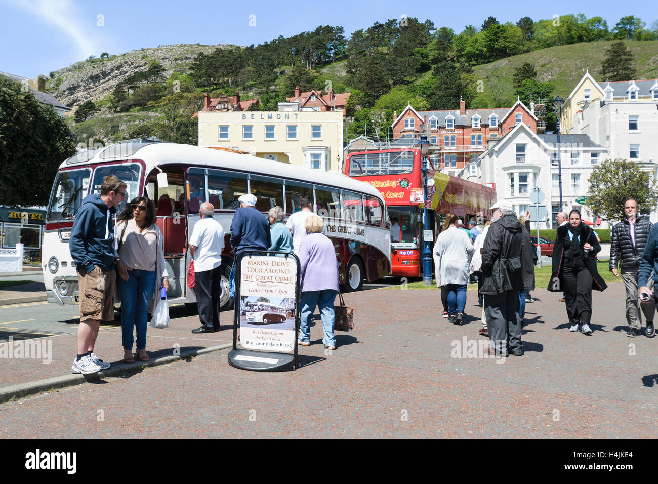 Llandudno promenade Marine Drive tour bus sulla costa settentrionale del Galles Foto Stock