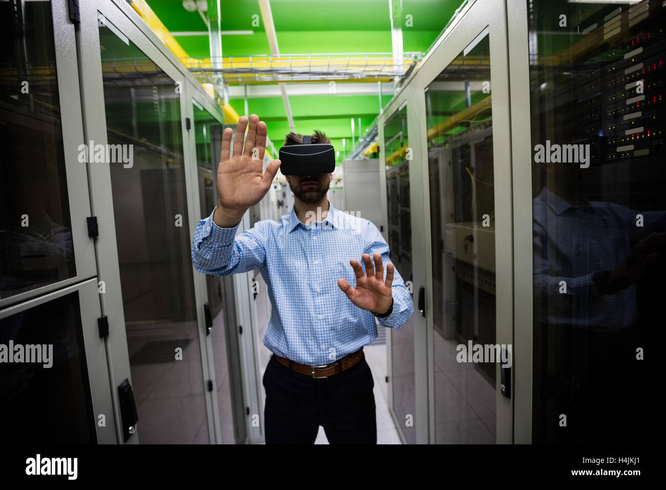 Tecnico utilizzando la realtà virtuale auricolare Foto Stock