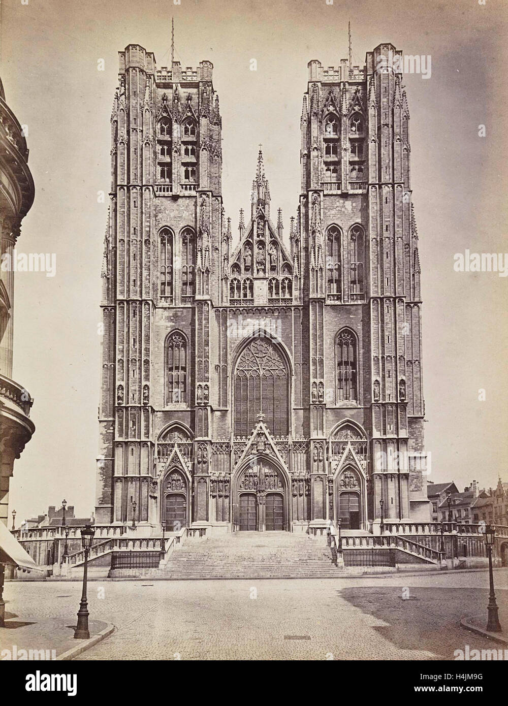 La facciata della chiesa di San Michele e Santa Gudula Cathedral, Sint-Michiel e Sint-Goedelekathedraal a Bruxelles, in Belgio Foto Stock