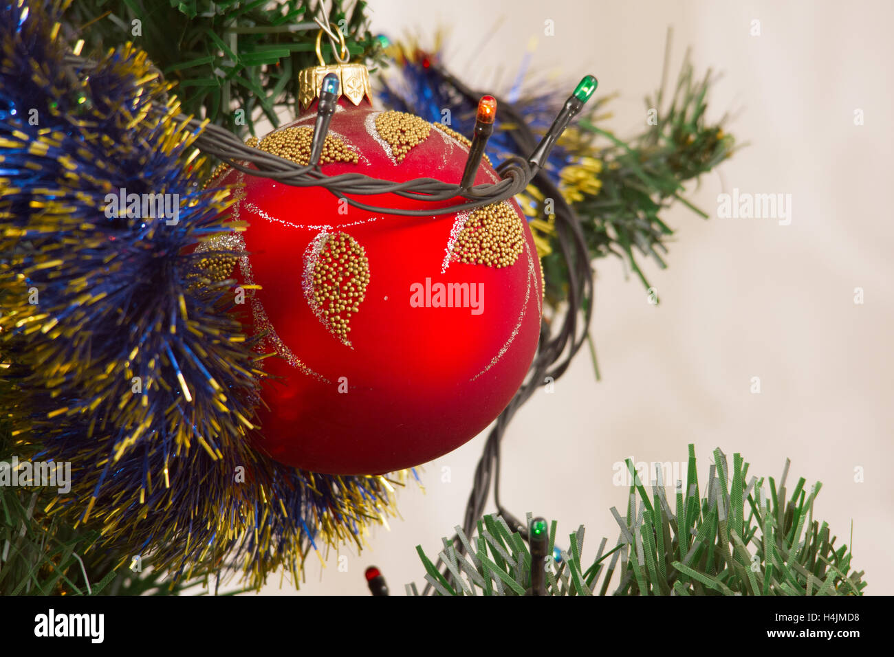 Colorate decorazioni di Natale appesi sui rami di alberi Foto Stock