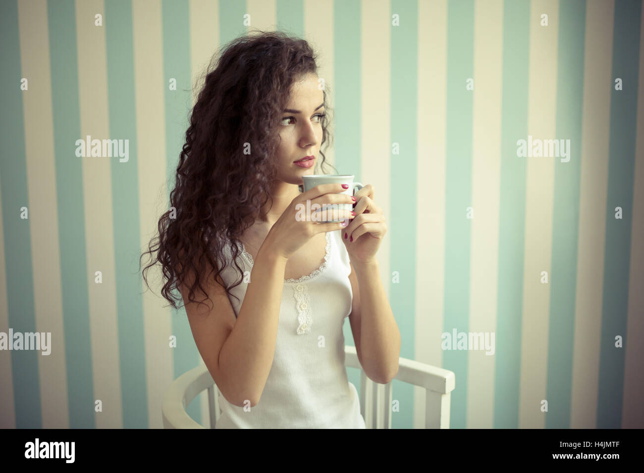 Bella donna avente il caffè del mattino Foto Stock