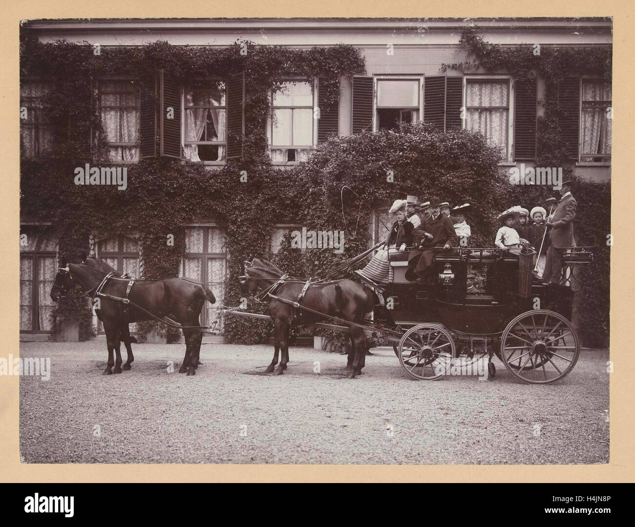 Un gruppo di persone in un carrello con quattro cavalli per paese Nimmerdor, Amersfoort, Henry Pauw van Wieldrecht, 1903 Foto Stock