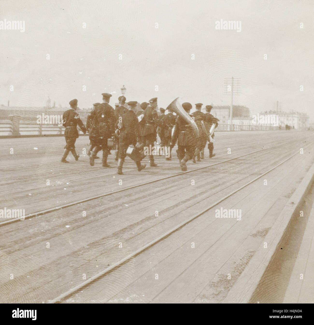 I musicisti in uniforme militare a piedi su un ponte sulla Neva a San Pietroburgo, Russia, Henry Pauw van Wieldrecht, 1898 Foto Stock
