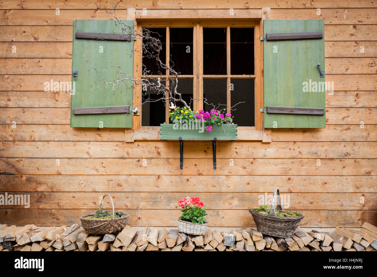 Legna da ardere impilati nella parte anteriore di una casa tradizionale. Alta Baviera. Germania. Foto Stock