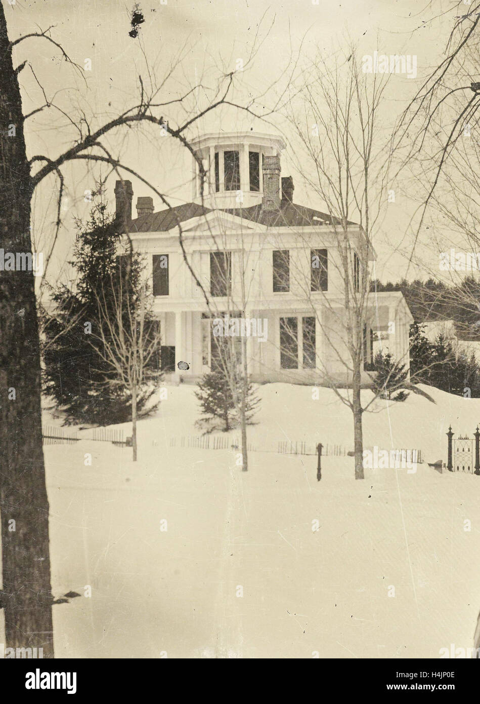 Vista di una casa in legno (con torretta o "vedova a piedi " o " predatori di piedi') nella neve, anonimo, 1870-1900 Foto Stock
