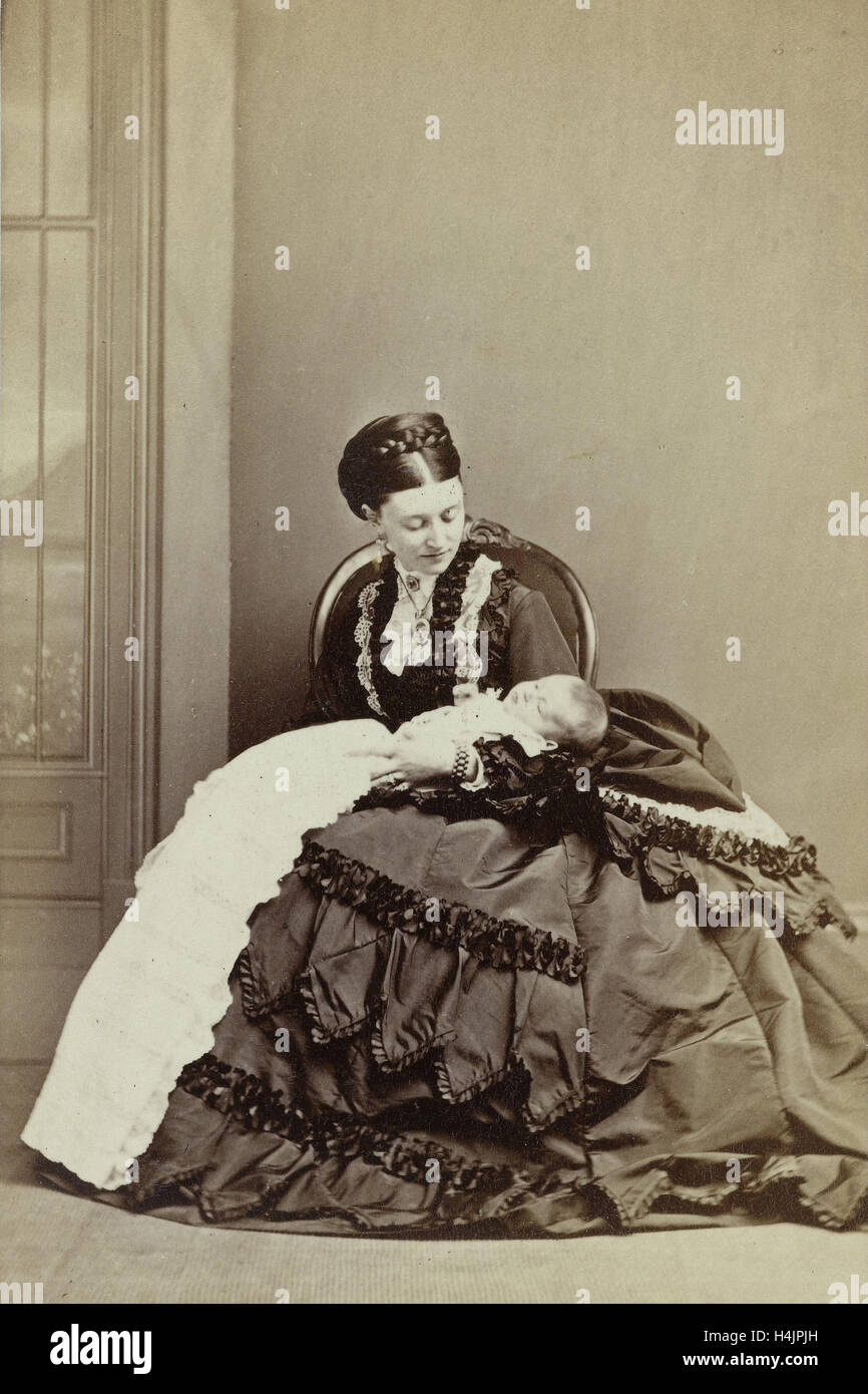 Ritratto della principessa Helena di Waldeck Pyrmont con baby, Richard Allen & Figlio, c. 1883 - c. 1884 Foto Stock