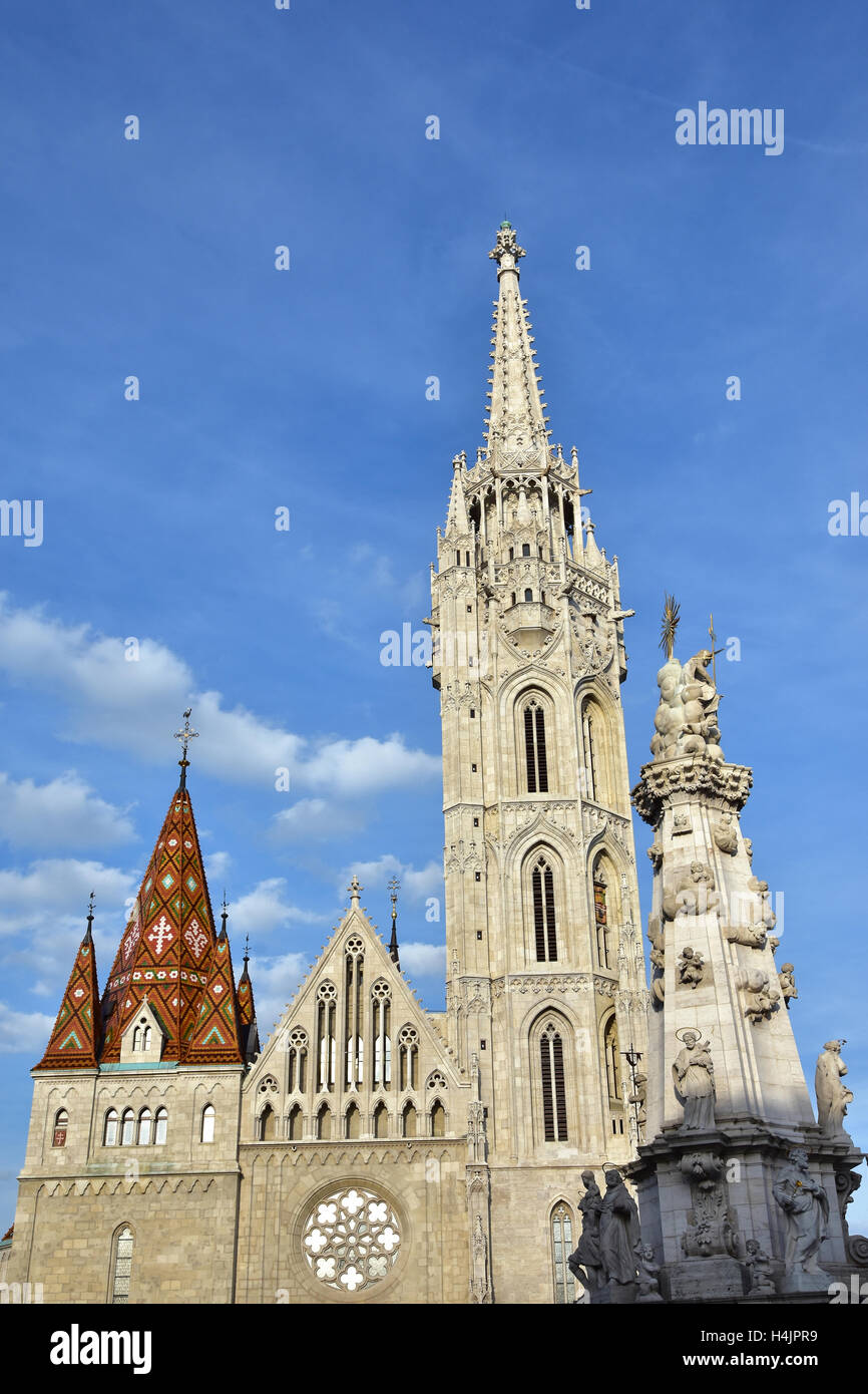 La Chiesa di San Mattia costruito in un bellissimo stile gotico nel centro storico di Budapest, al tramonto con la Colonna della Santa Trinità Foto Stock