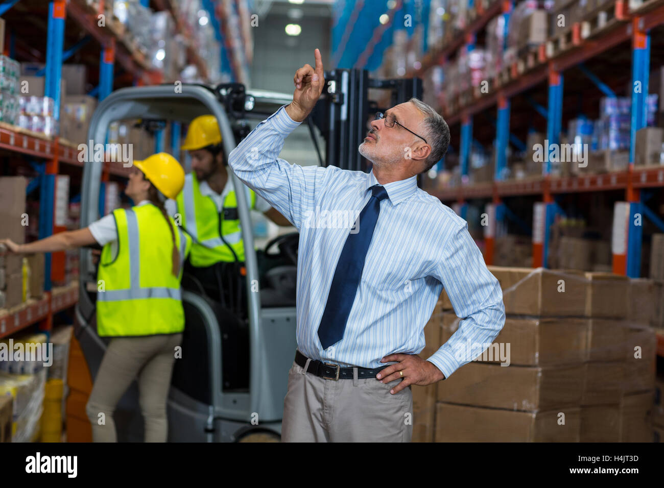 Responsabile magazzino rivolto verso l'alto Foto Stock