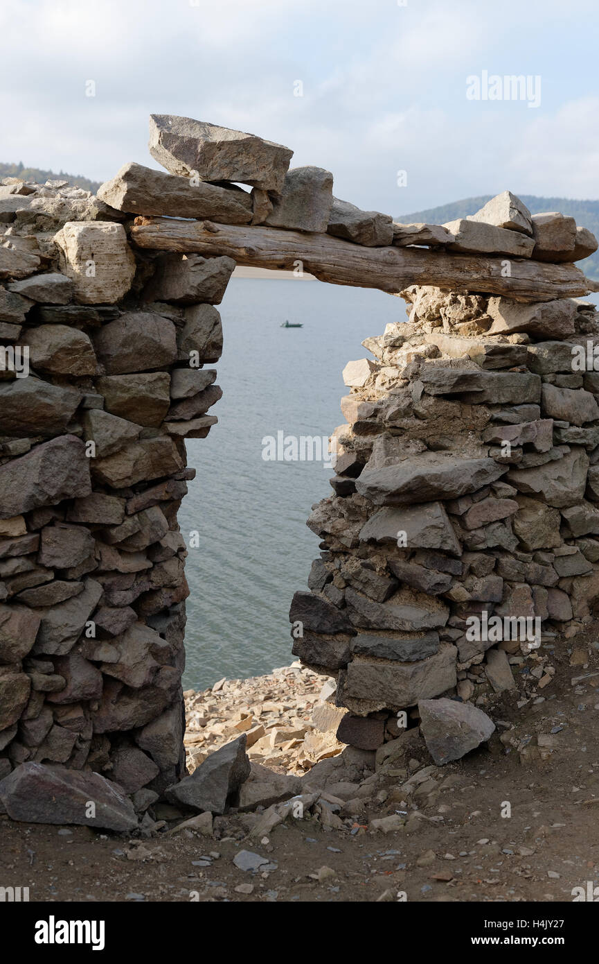 Waldeck, Germania. Xiv oct, 2016. Muri di fondazione in zona villaggio Berich che sono sotto l'acqua a più alta marea può essere visto dal lago Edersee vicino a Waldeck, Germania, 14 ottobre 2016. Il villaggio di Berich, che fu la casa di 50 famiglie, è stata rasa al suolo nel 1913 perché una diga doveva essere creato per mantenere il Midland canale navigabile. Gli amici' association Dorfstelle piani Berich sulla ricostruzione i muri di fondazione passo dopo passo. Foto: SWEN PFOERTNER/dpa/Alamy Live News Foto Stock