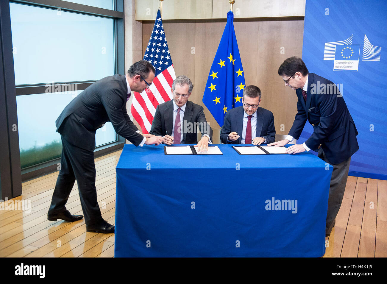 Bruxelles, Belgio. Xvii oct, 2016. Anthony L. Gardner Ambasciatore degli Stati Uniti presso la UE (L) e Carlos Moedas, il commissario UE per la ricerca, scienza e innovazione durante la UE-USA la cerimonia di firma alla sede centrale della Commissione europea a Bruxelles, in Belgio, il 17.10.2016 il Commissario UE e l'Ambasciatore degli Stati Uniti ha firmato un accordo al fine di facilitare la ricerca di cooperazione tra la Comunità europea e gli Stati Uniti nel quadro dell'orizzonte 2020 da Wiktor Dabkowski Credito: Wiktor Dabkowski/ZUMA filo/Alamy Live News Foto Stock