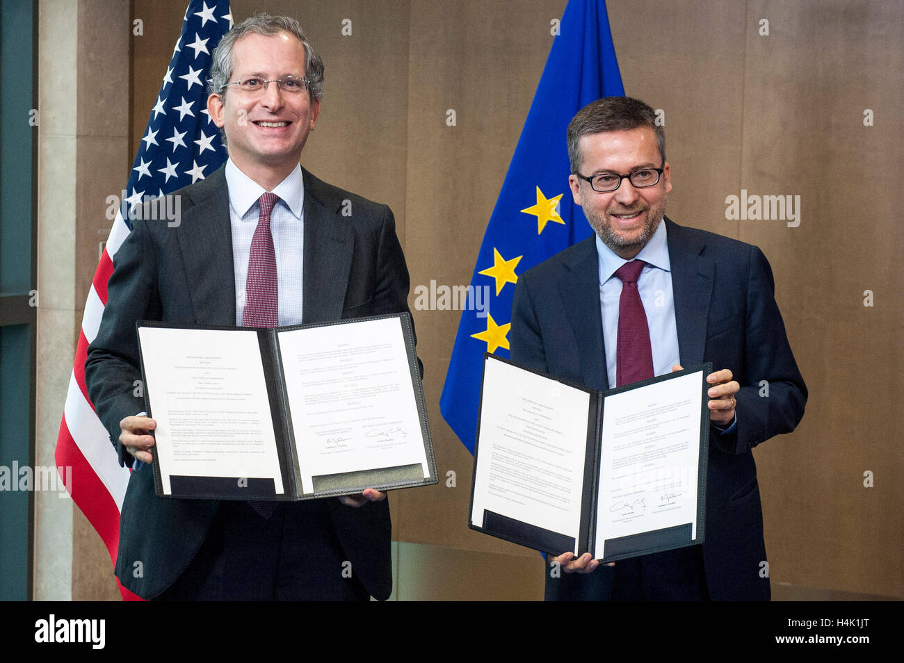 Bruxelles, Belgio. Xvii oct, 2016. Anthony L. Gardner Ambasciatore degli Stati Uniti presso la UE (L) e Carlos Moedas, il commissario UE per la ricerca, scienza e innovazione durante la UE-USA la cerimonia di firma alla sede centrale della Commissione europea a Bruxelles, in Belgio, il 17.10.2016 il Commissario UE e l'Ambasciatore degli Stati Uniti ha firmato un accordo al fine di facilitare la ricerca di cooperazione tra la Comunità europea e gli Stati Uniti nel quadro dell'orizzonte 2020 da Wiktor Dabkowski Credito: Wiktor Dabkowski/ZUMA filo/Alamy Live News Foto Stock