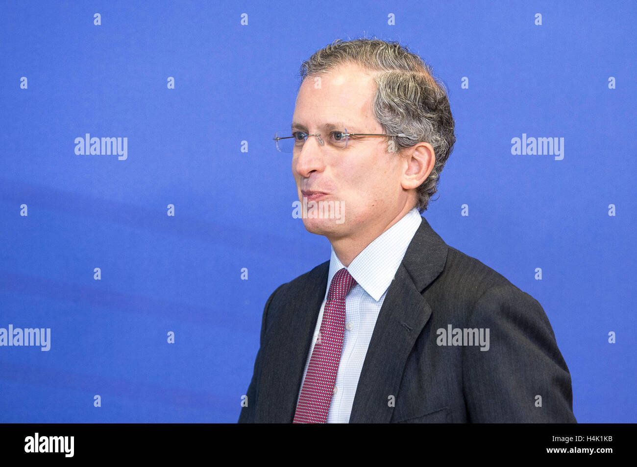Bruxelles, Belgio. Xvii oct, 2016. Anthony L. Gardner ambasciatore statunitense a UE durante l'UE-USA la cerimonia di firma alla sede centrale della Commissione europea a Bruxelles, in Belgio, il 17.10.2016 il Commissario UE e l'Ambasciatore degli Stati Uniti ha firmato un accordo al fine di facilitare la ricerca di cooperazione tra la Comunità europea e gli Stati Uniti nel quadro dell'orizzonte 2020 da Wiktor Dabkowski Credito: Wiktor Dabkowski/ZUMA filo/Alamy Live News Foto Stock