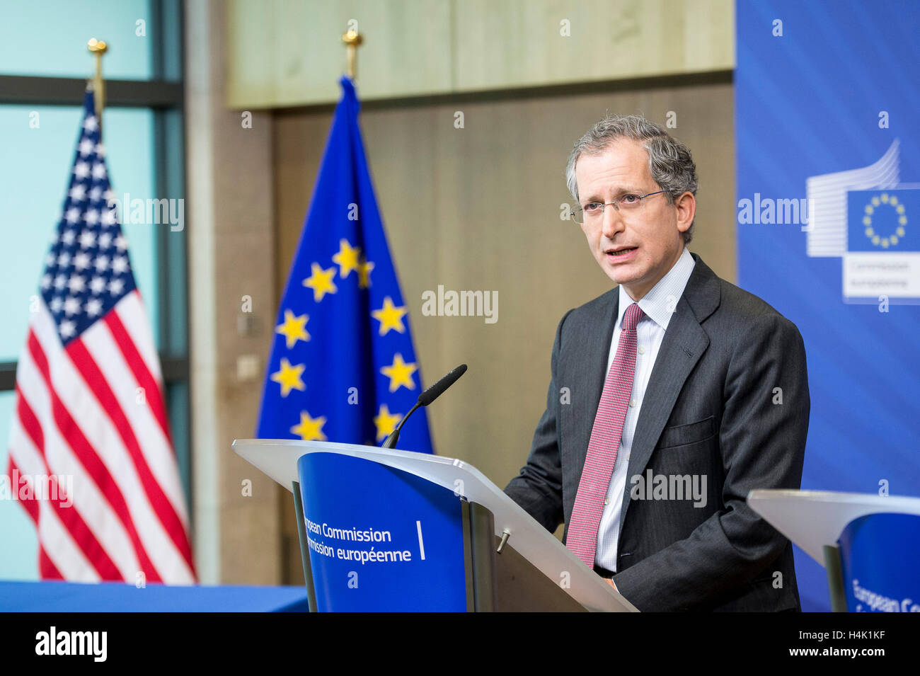 Bruxelles, Belgio. Xvii oct, 2016. Anthony L. Gardner ambasciatore statunitense a UE durante l'UE-USA la cerimonia di firma alla sede centrale della Commissione europea a Bruxelles, in Belgio, il 17.10.2016 il Commissario UE e l'Ambasciatore degli Stati Uniti ha firmato un accordo al fine di facilitare la ricerca di cooperazione tra la Comunità europea e gli Stati Uniti nel quadro dell'orizzonte 2020 da Wiktor Dabkowski Credito: Wiktor Dabkowski/ZUMA filo/Alamy Live News Foto Stock