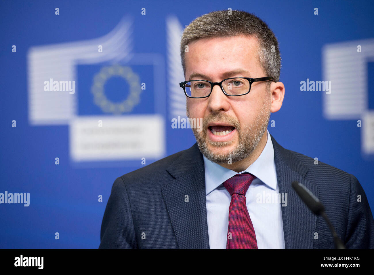 Bruxelles, Belgio. Xvii oct, 2016. Carlos Moedas, il commissario UE per la ricerca, scienza e innovazione durante la UE-USA la cerimonia di firma alla sede centrale della Commissione europea a Bruxelles, in Belgio, il 17.10.2016 il Commissario UE e l'Ambasciatore degli Stati Uniti ha firmato un accordo al fine di facilitare la ricerca di cooperazione tra la Comunità europea e gli Stati Uniti nel quadro dell'orizzonte 2020 da Wiktor Dabkowski Credito: Wiktor Dabkowski/ZUMA filo/Alamy Live News Foto Stock