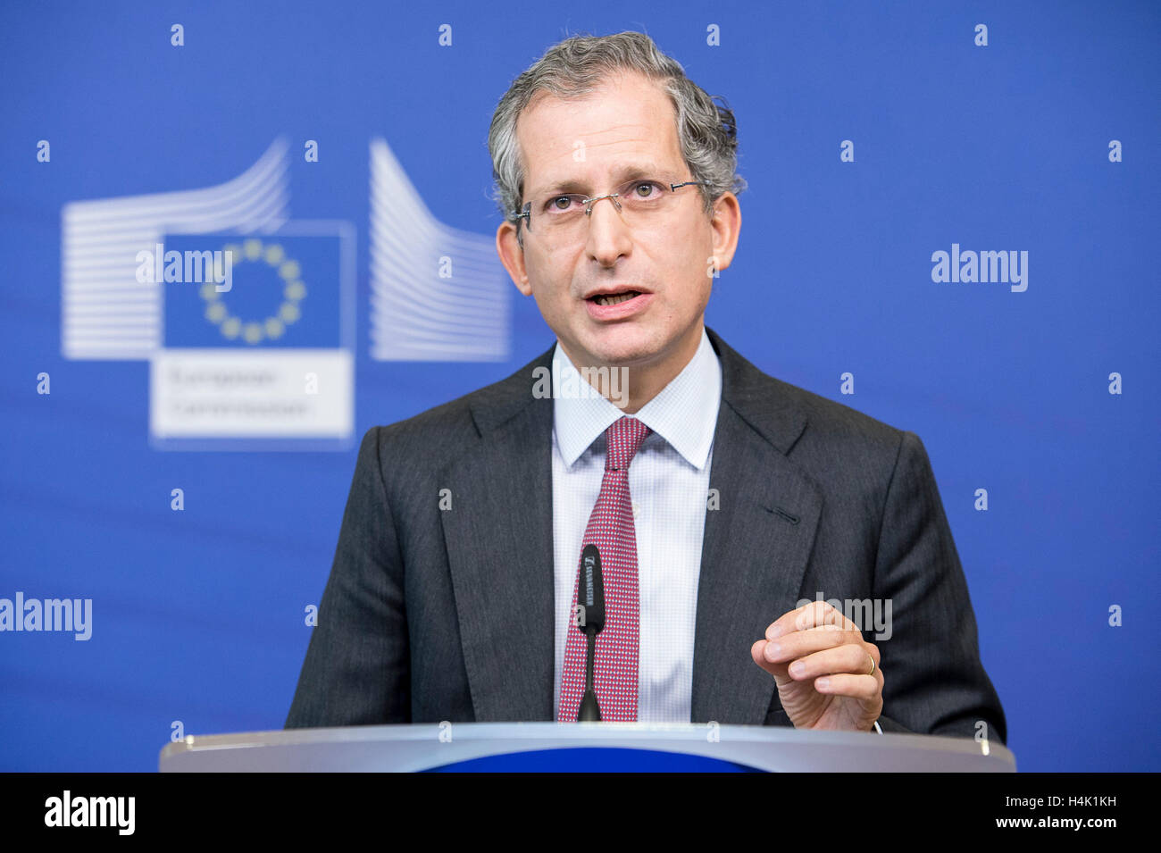 Bruxelles, Belgio. Xvii oct, 2016. Anthony L. Gardner ambasciatore statunitense a UE durante l'UE-USA la cerimonia di firma alla sede centrale della Commissione europea a Bruxelles, in Belgio, il 17.10.2016 il Commissario UE e l'Ambasciatore degli Stati Uniti ha firmato un accordo al fine di facilitare la ricerca di cooperazione tra la Comunità europea e gli Stati Uniti nel quadro dell'orizzonte 2020 da Wiktor Dabkowski Credito: Wiktor Dabkowski/ZUMA filo/Alamy Live News Foto Stock