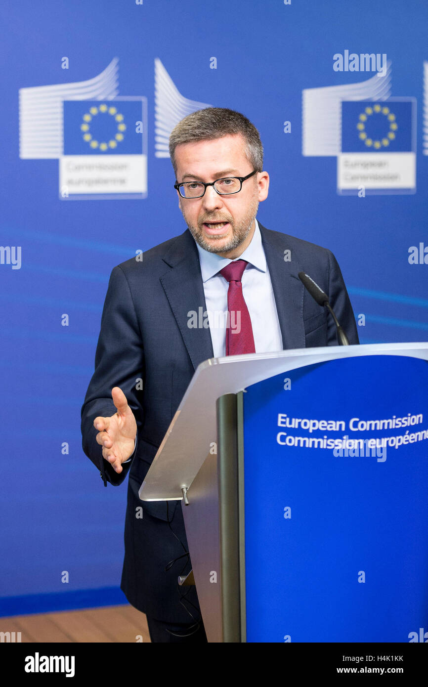 Bruxelles, Belgio. Xvii oct, 2016. Carlos Moedas, il commissario UE per la ricerca, scienza e innovazione durante la UE-USA la cerimonia di firma alla sede centrale della Commissione europea a Bruxelles, in Belgio, il 17.10.2016 il Commissario UE e l'Ambasciatore degli Stati Uniti ha firmato un accordo al fine di facilitare la ricerca di cooperazione tra la Comunità europea e gli Stati Uniti nel quadro dell'orizzonte 2020 da Wiktor Dabkowski Credito: Wiktor Dabkowski/ZUMA filo/Alamy Live News Foto Stock
