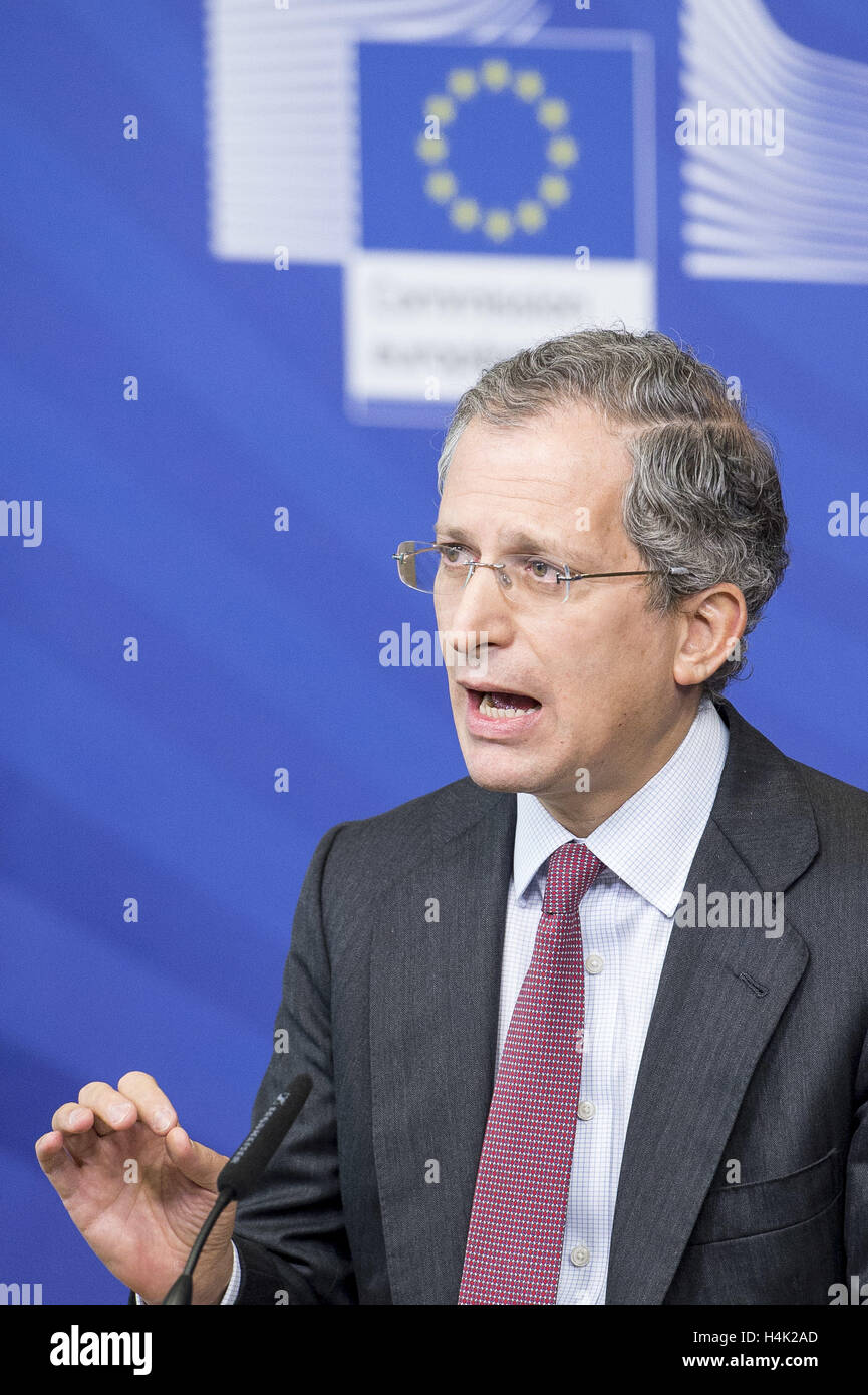 Bruxelles, Belgio. Xvii oct, 2016. Anthony L. Gardner ambasciatore statunitense a UE durante l'UE-USA la cerimonia di firma alla sede centrale della Commissione europea a Bruxelles, in Belgio, il 17.10.2016 il Commissario UE e l'Ambasciatore degli Stati Uniti ha firmato un accordo al fine di facilitare la ricerca di cooperazione tra la Comunità europea e gli Stati Uniti nel quadro dell'orizzonte 2020 da Wiktor Dabkowski | Verwendung weltweit/picture alliance Credit: dpa/Alamy Live News Foto Stock
