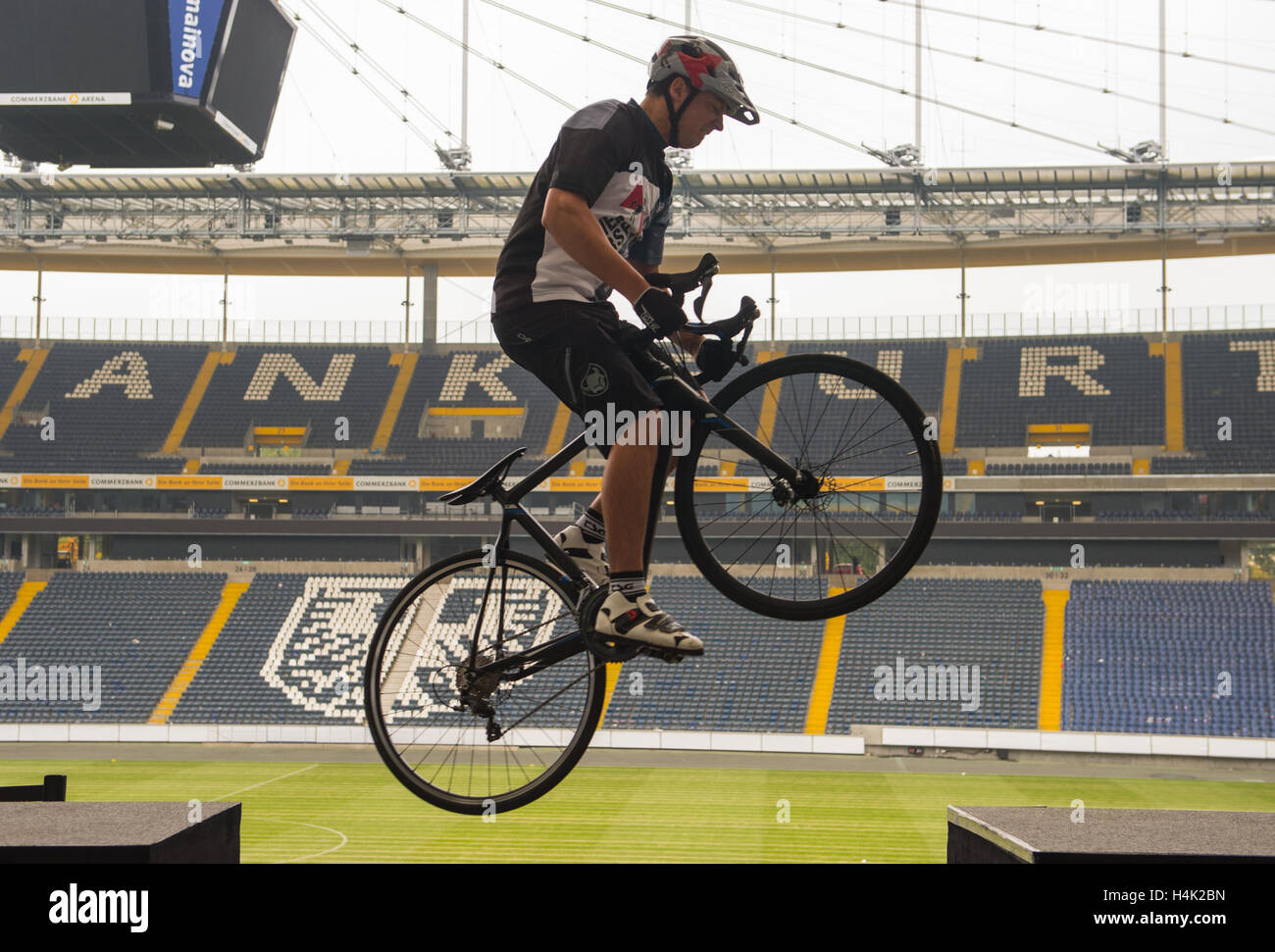 Francoforte, Germania. Xvii oct, 2016. Trial biker Max Schrom fallito con il suo tentativo di "la bicicletta più lunga salto tra due piattaforme' (senza start-up) di Francoforte, Germania, 17 ottobre 2016. Il Rekord-Institut-Deutschland (RID), che è la pubblicazione del libro "Weltrekorde made in Germany", per la prima volta ha invitato quelle lungo per un record prenota giorno. Ci sono, tra le altre cose, record del mondo tentativi per il 'Most sit ups con ingestione spada", "rubinetti più veloce di 1 litro di latte di cocco da mano' e 'a tacco alto balloon kick". Foto: Andreas Arnold/dpa/Alamy Live News Foto Stock
