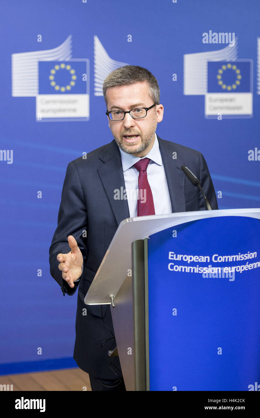 Bruxelles, Belgio. Xvii oct, 2016. Carlos Moedas, il commissario UE per la ricerca, scienza e innovazione durante la UE-USA la cerimonia di firma alla sede centrale della Commissione europea a Bruxelles, in Belgio, il 17.10.2016 il Commissario UE e l'Ambasciatore degli Stati Uniti ha firmato un accordo al fine di facilitare la ricerca di cooperazione tra la Comunità europea e gli Stati Uniti nel quadro dell'orizzonte 2020 da Wiktor Dabkowski | Verwendung weltweit/picture alliance Credit: dpa/Alamy Live News Foto Stock
