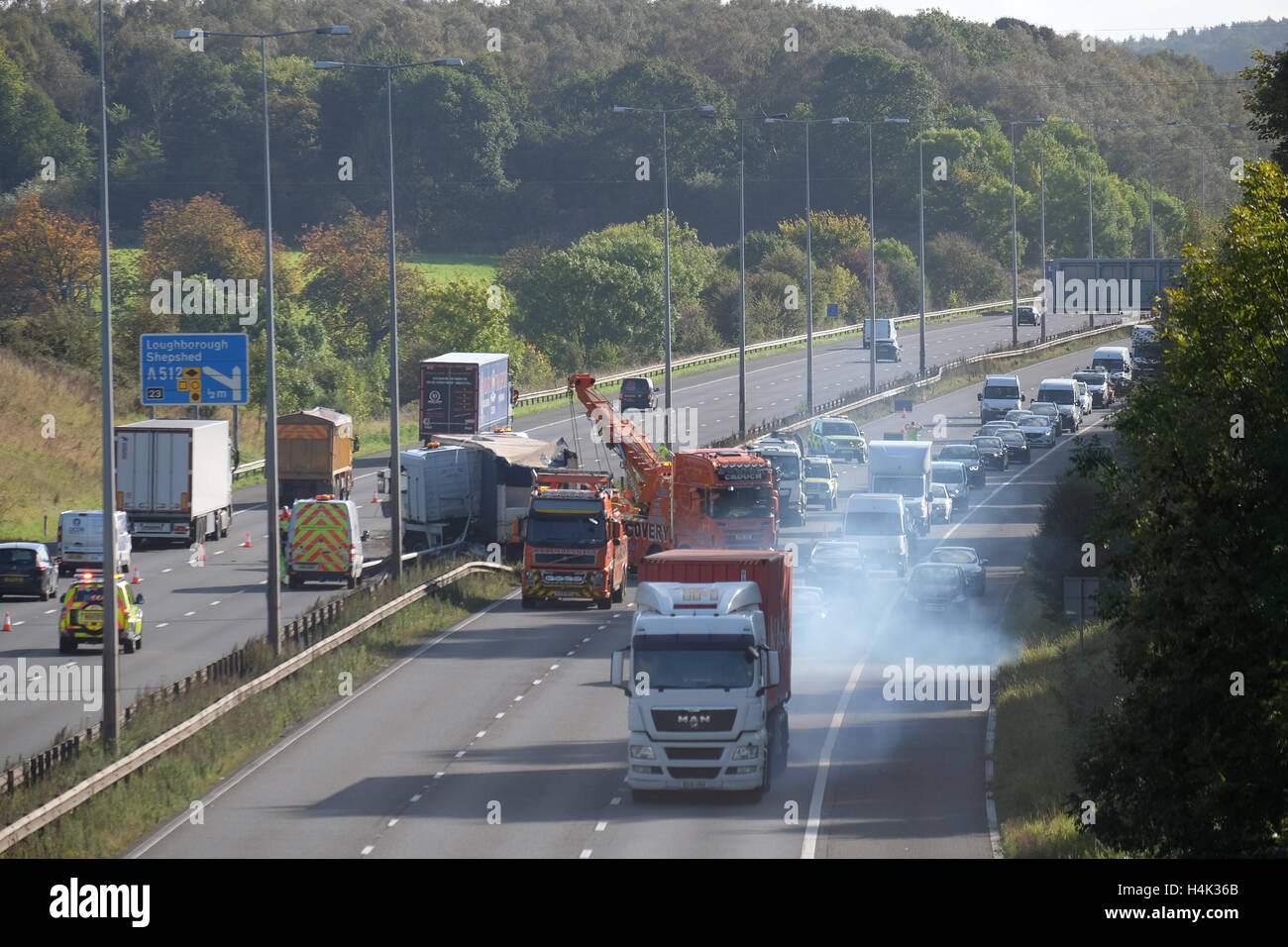 Autocarro si è schiantato nella centrale di prenotazione sulla autostrada m1 tra j23 e j23a causando fare code sia verso nord e verso sud Foto Stock