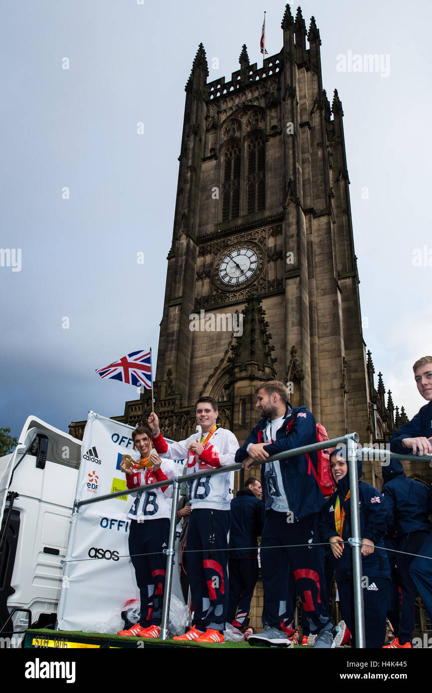 Manchester, Regno Unito. Xvii oct, 2016. Il Team di Manchester GB ritorno degli eroi. Con la Cattedrale di Manchester a guardare oltre le TeamGB galleggianti. Credito: Azione Sport Plus/Alamy Live News Foto Stock