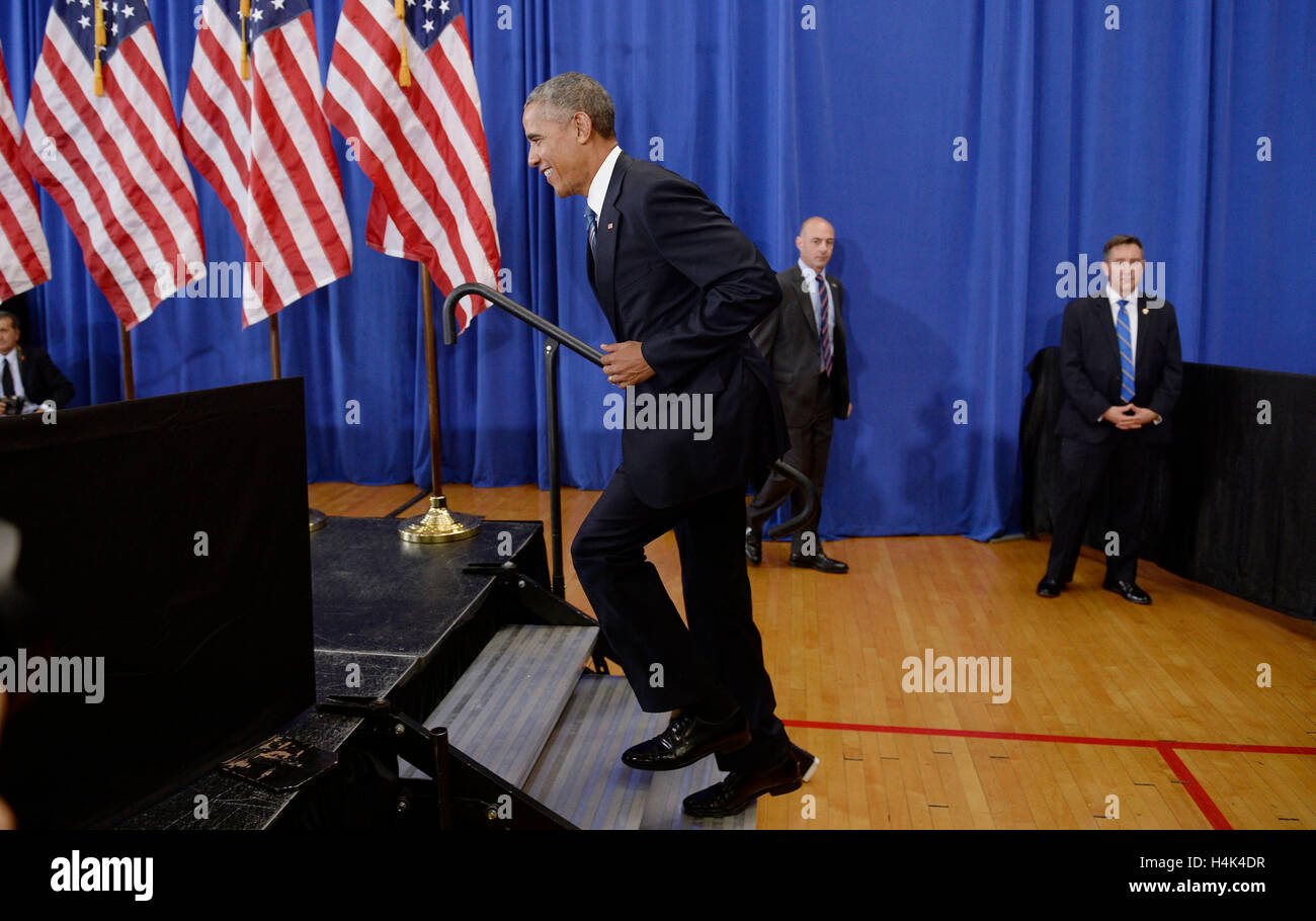 Il Presidente degli Stati Uniti Barack Obama arriva sul palco a Benjamin Banneker Liceo per parlare dei progressi che sono stati compiuti nel corso degli ultimi otto anni dall'Amministrazione Obama a migliorare l'istruzione in tutto il paese il 17 ottobre 2016 a Washington, DC. Credito: Olivier Douliery/Piscina via CNP /MediaPunch Foto Stock