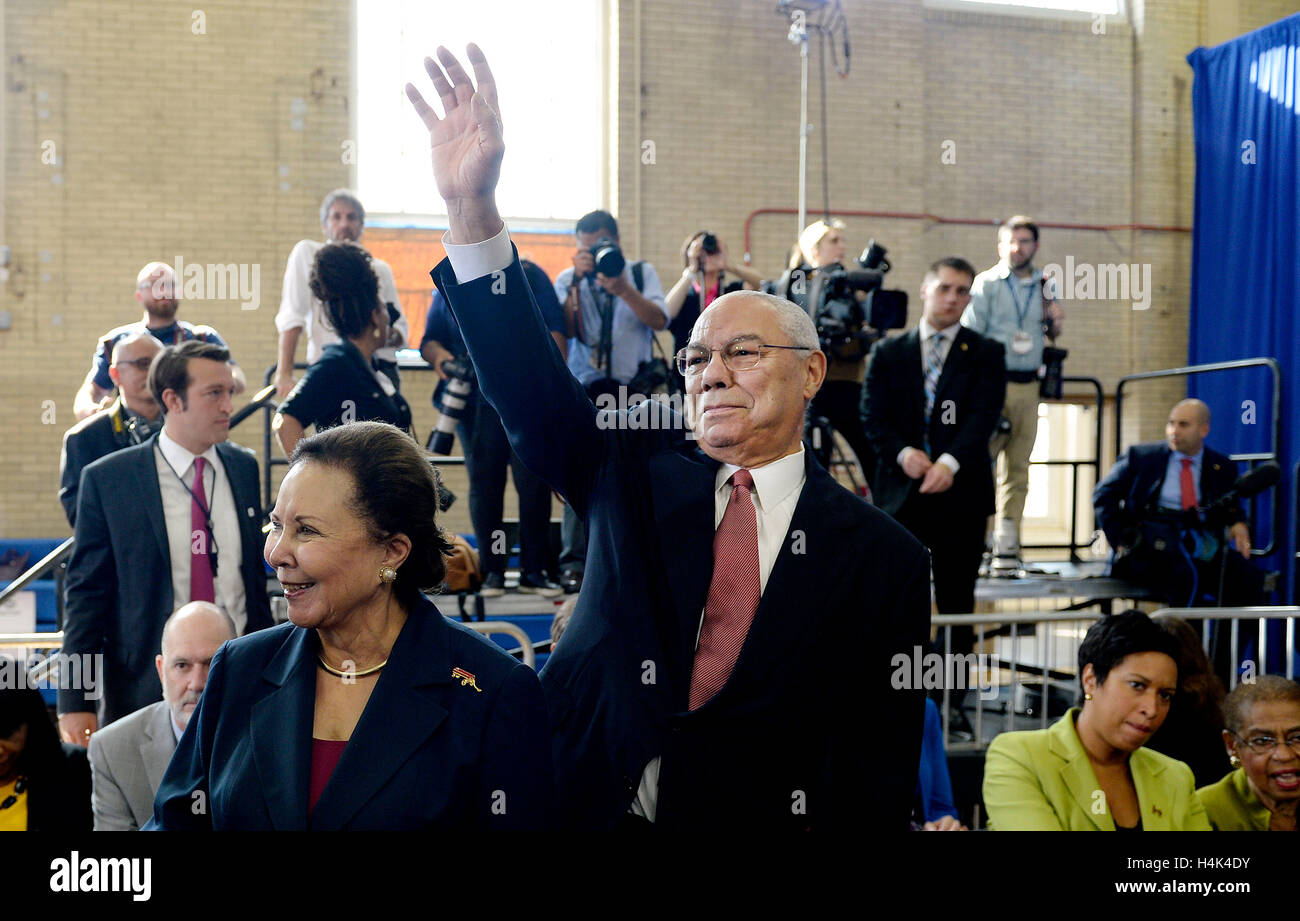 Ex Segretario di Stato statunitense Colin Powell L. e di sua moglie Alma, partecipare a un evento a Benjamin Banneker Liceo per evidenziare i progressi che sono stati compiuti dall' Amministrazione Obama negli ultimi otto anni per migliorare l educazione in tutto il paese il 17 ottobre 2016 a Washington, DC. Credito: Olivier Douliery/Piscina via CNP /MediaPunch Foto Stock