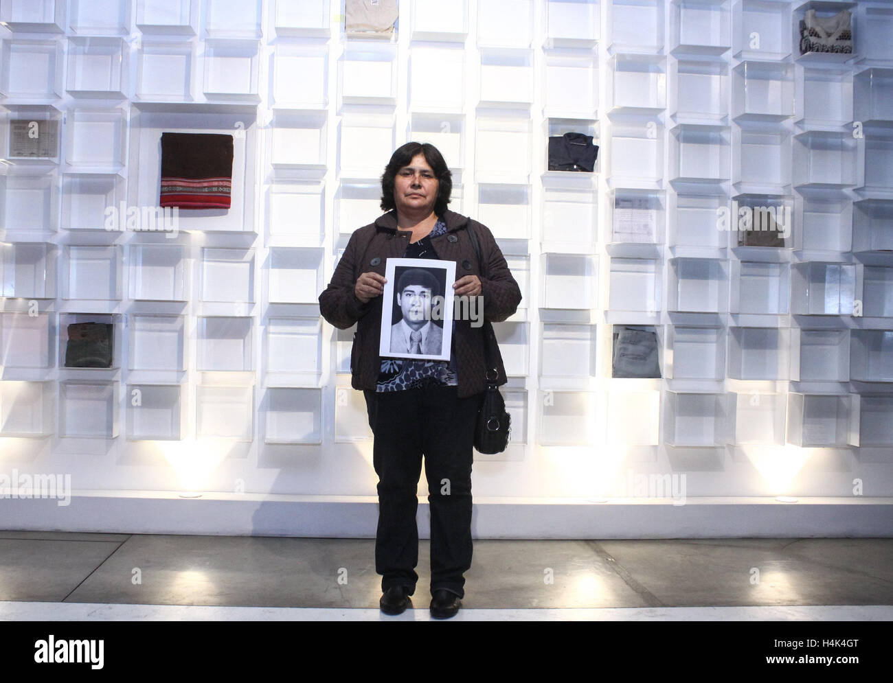 Lima, Perù. 10 ottobre, 2016. Rosa Luz Pallqui, il cui marito scomparso in Perù nel 1984, durante la repressione delle forze Marine, stand con una foto di lui nello spazio di memoria, di tolleranza e di inclusione sociale (LUM) in Lima, Perù, 10 ottobre 2016. Foto: Rosmery Cueva-Sáenz/dpa/Alamy Live News Foto Stock